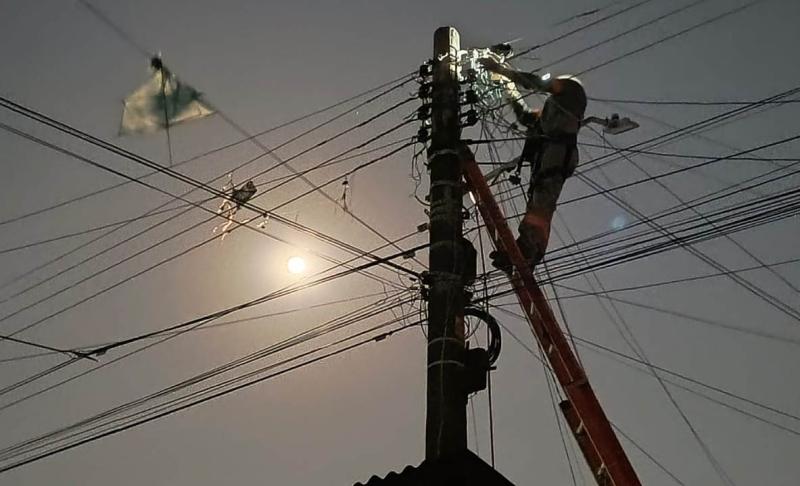 Brincadeira com linhas de cerol deixa moradores da rua Nhamundá sem energia por mais de 4h