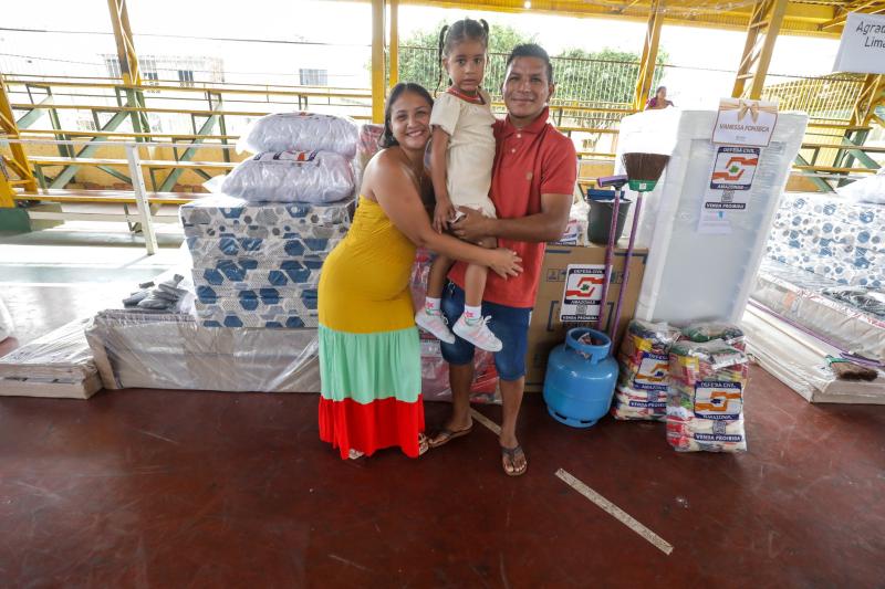 Governo do Amazonas entrega ajuda humanitária e subsídio emergencial às vítimas do incêndio em Nhamundá