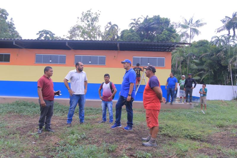 Bi Garcia dá ordem de serviço para construção de três escolas, campo iluminado e um sistema de abastecimento de água na zona rural