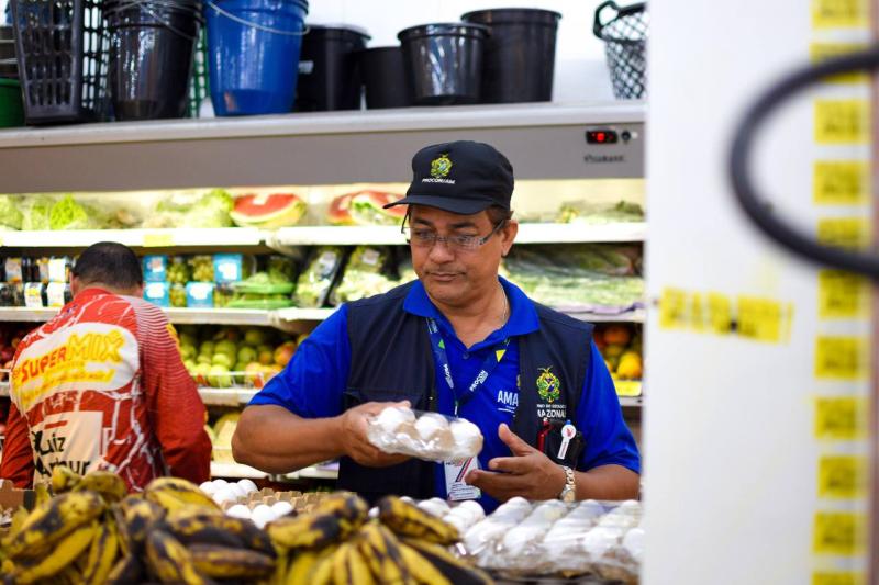 Procon-AM autua supermercado por vender 95 kg de produtos inadequados para consumo