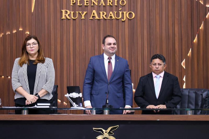 Presidente Roberto Cidade comanda votação de projeto que aumenta faixa de isenção do IPVA