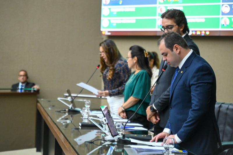 Roberto Cidade comanda votação que instituiu PCCR aos servidores da Jucea e garantiu maior autonomia à Defesa Civil 