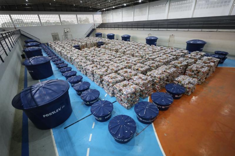 Wilson Lima entrega 150 toneladas de ajuda humanitária para municípios afetados pela estiagem no Alto Solimões