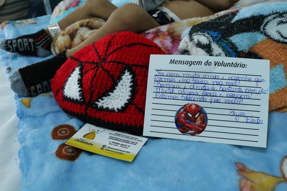Crianças em tratamento na FCecon recebem toucas de heróis e princesas