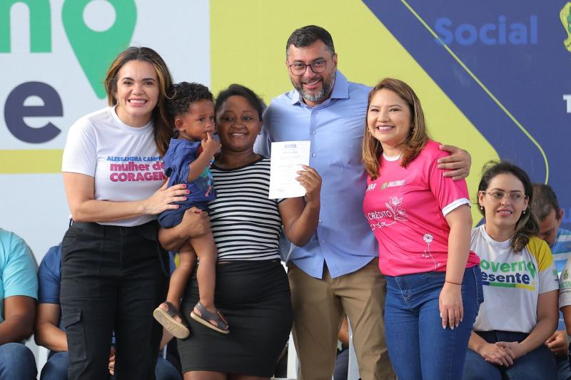 Governador Wilson Lima entrega títulos definitivos de propriedade na 15ª edição do Governo Presente, na zona norte