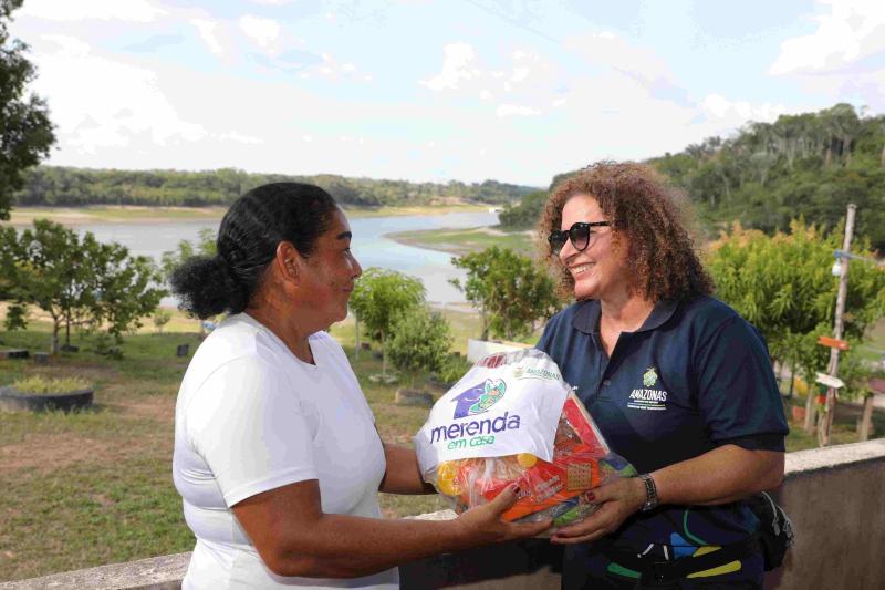 Merenda em Casa: Governo do Amazonas distribui kits para alunos da zona rural de Manaus