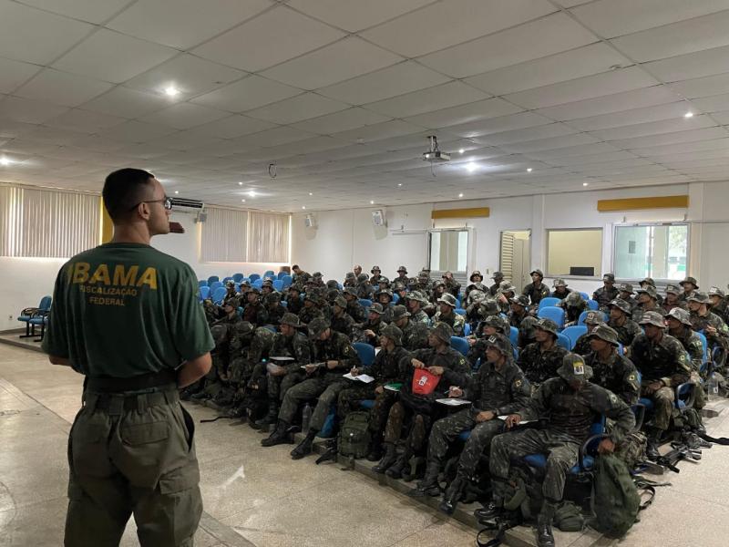 Ibama instrui militares sobre crimes ambientais no curso de operações na selva, em Manaus
