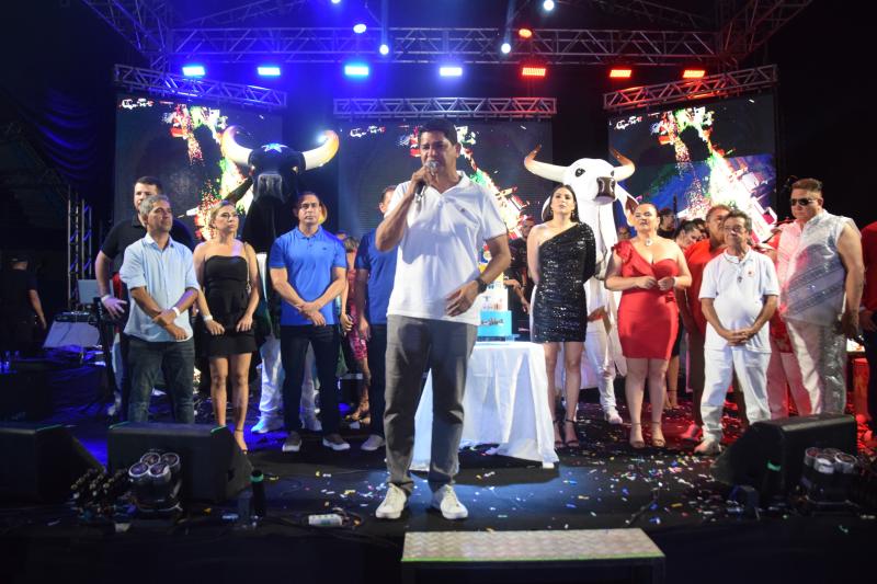 Festa de 172 anos de Parintins é marcada por show de Mano Walter no Bumbódromo