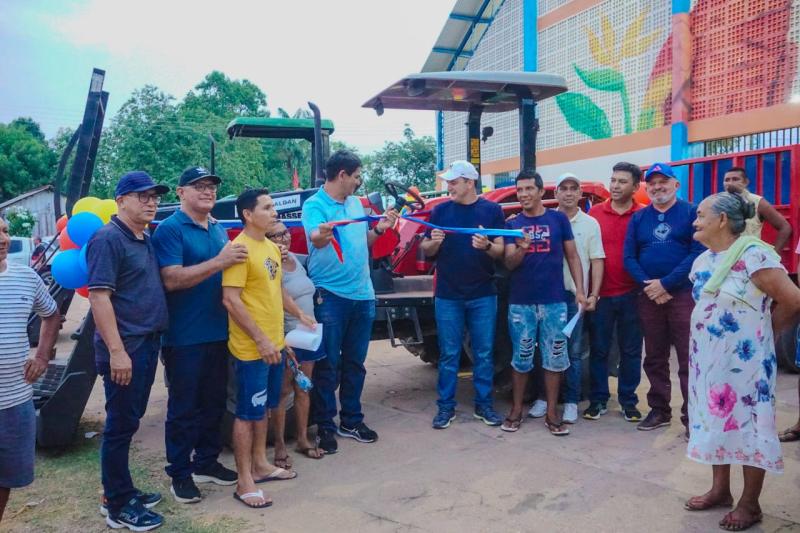 Prefeitura de Parintins entrega duas carretas agrícolas para a região da Valéria