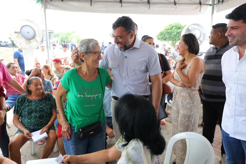 Wilson Lima entrega títulos definitivos para moradores do Residencial Gilberto Mestrinho, alcançando mais de 17 mil imóveis regularizados