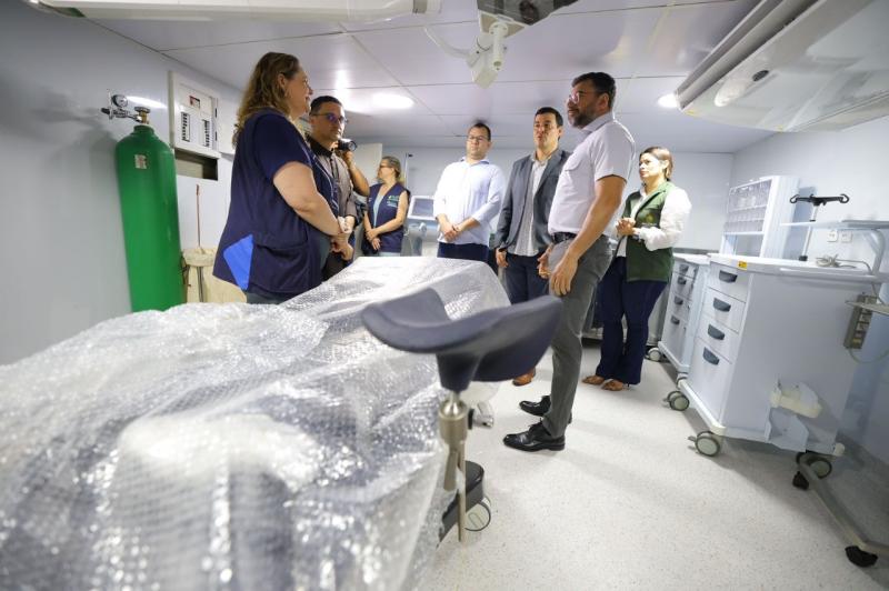Governador Wilson Lima vistoria barco hospital que fará atendimentos de saúde para comunidades ribeirinhas
