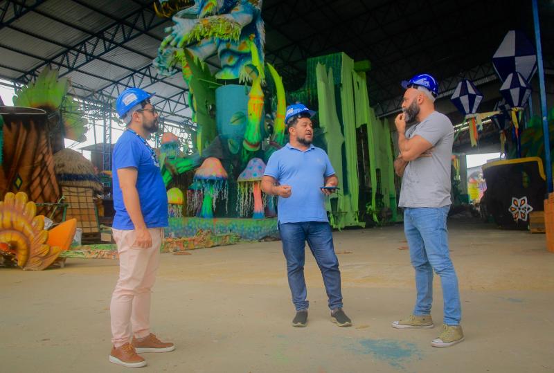 Designer Sérgio Matos visita galpões do Caprichoso e discute projetos de sustentabilidade e fortalecimento do artesanato local