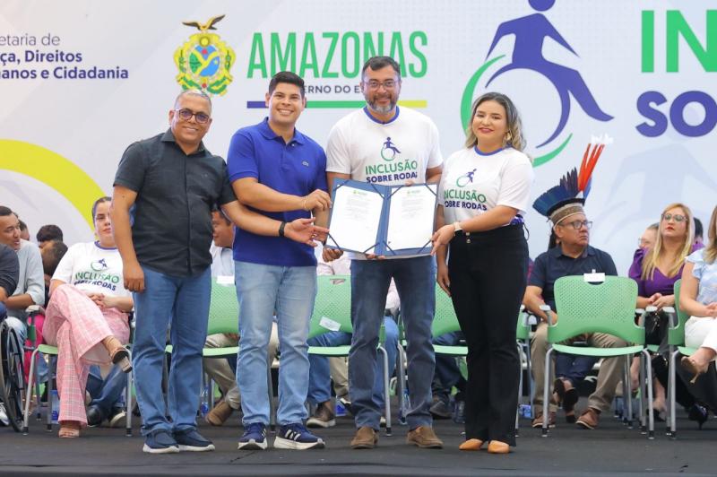 Wilson Lima fortalece políticas de inclusão com a entrega de mil cadeiras de rodas para Pessoas com Deficiência