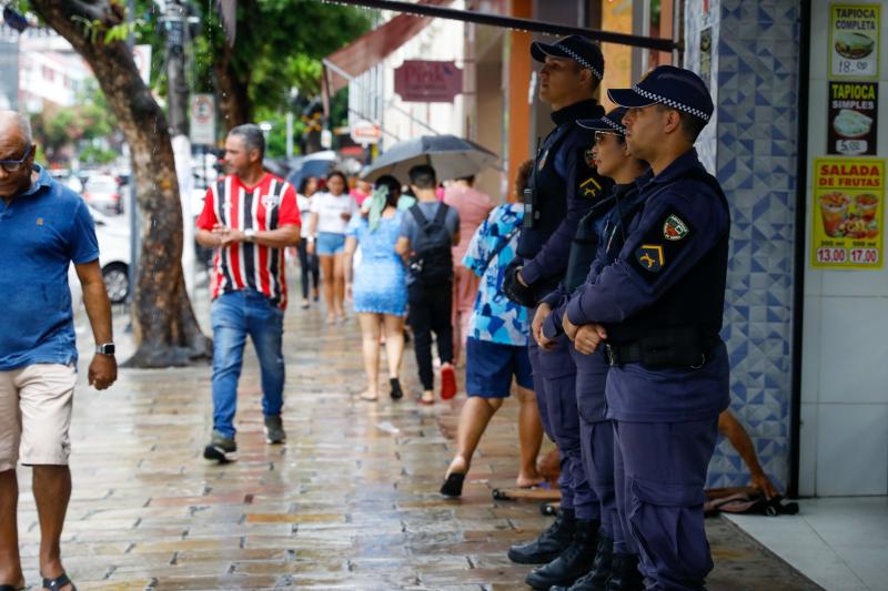 População afirma que presença policial garante maior segurança para as vendas e compras no Centro da capital