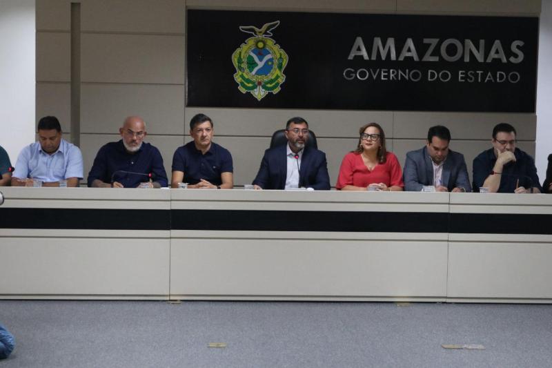 Wilson Lima anuncia abono do Fundeb de até R$ 13,5 mil para mais de 32 mil servidores da Educação