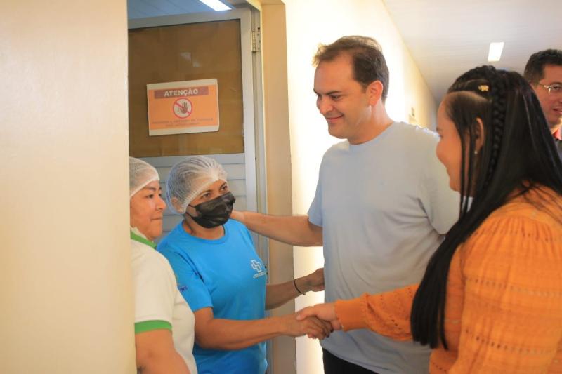 Mateus Assayag e Vanessa Gonçalves iniciam mandato com mutirão de limpeza e visita ao Hospital Jofre Cohen