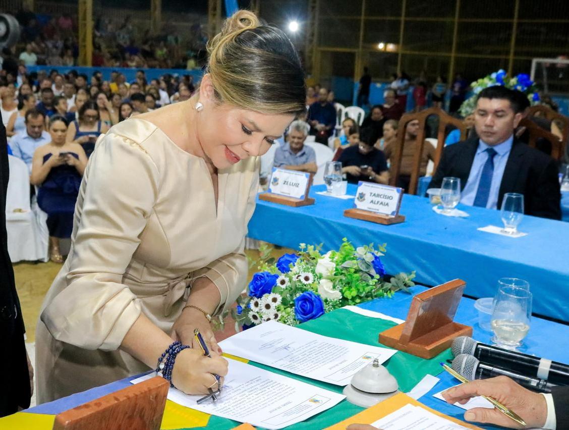 Marina Pandolfo é empossada como prefeita reeleita de Nhamundá Marina Pandolfo é empossada como prefeita reeleita de Nhamundá