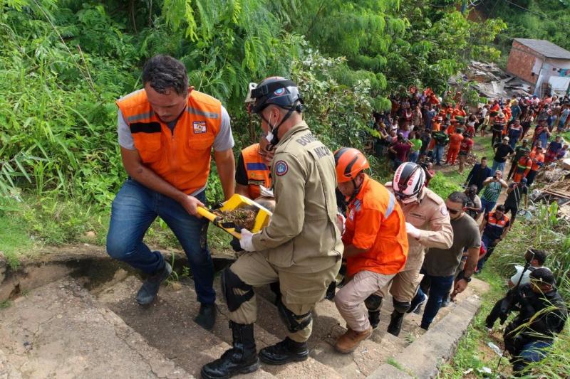 Governo do Amazonas mobiliza operação de resgate de vítimas de deslizamento de terra no bairro Redenção