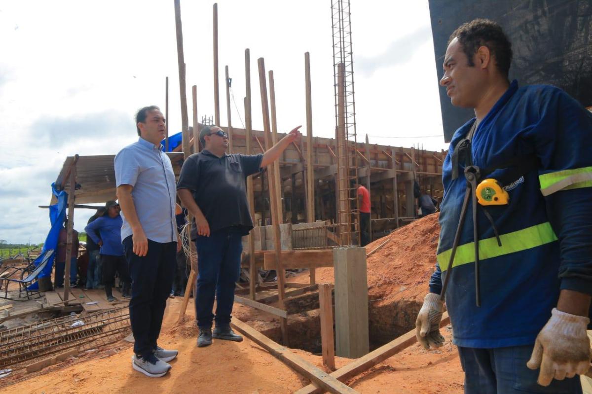 Mateus Assayag vistoria obras da construção do muro de arrimo Mateus Assayag vistoria obras da construção do muro de arrimo