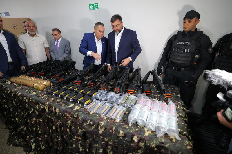 Wilson Lima reforça segurança pública com entrega de armamentos, munições e equipamentos