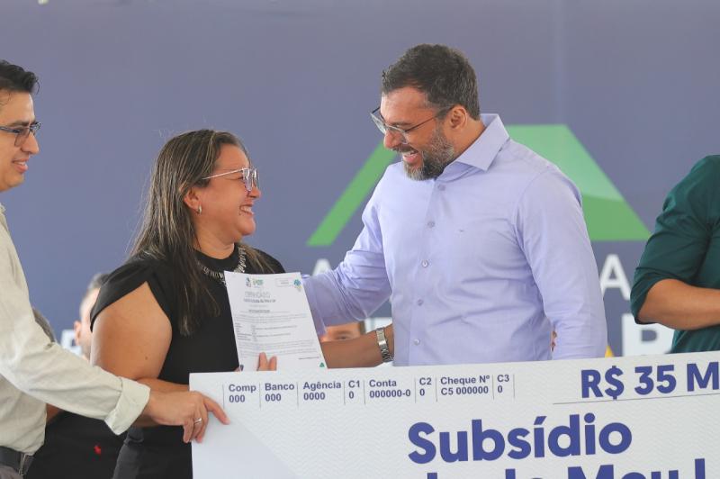 Wilson Lima paga novos subsídios para 205 famílias beneficiadas pelo Amazonas Meu Lar