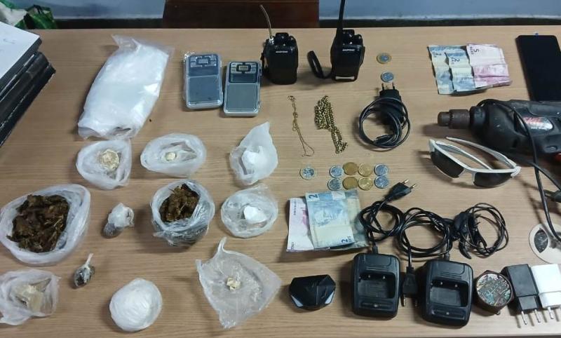 Em Parintins, Polícia Militar do Amazonas prende homem e apreende adolescente que vendiam drogas