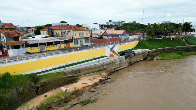 Prefeitura trabalha para conter desbarrancamento e proteger trecho do muro de arrimo