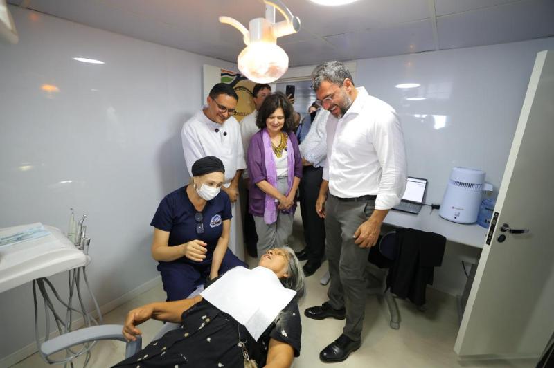 Wilson Lima apresenta Barco Hospital São João XXIII a ministra da Saúde e destaca mais de 5,5 mil atendimentos em ações
