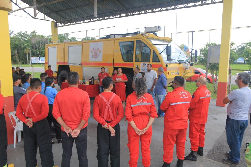 Vanessa Gonçalves prestigia posse da primeira bombeira a conduzir carro de combate a incêndio, em Parintins