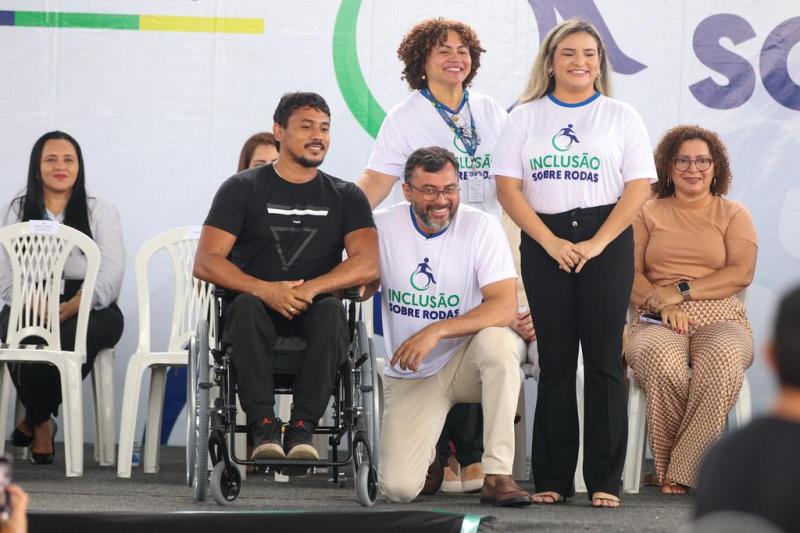 Wilson Lima alcança mais de 500 pessoas com deficiência com nova entrega de cadeiras de rodas
