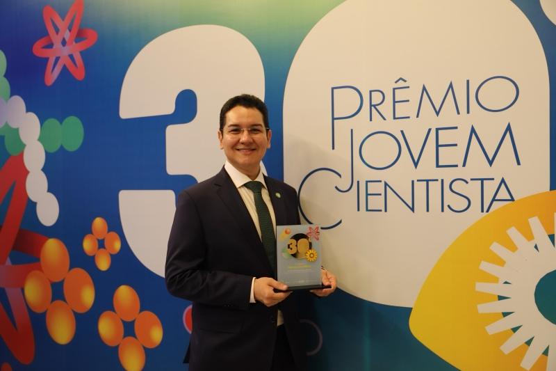Pró-reitor da UEA recebe Prêmio Jovem Cientista por impacto acadêmico e inovação científica