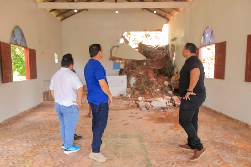 Prefeito Mateus Assayag visita área de desbarrancamento, na Valéria, e reafirma atenção às famílias