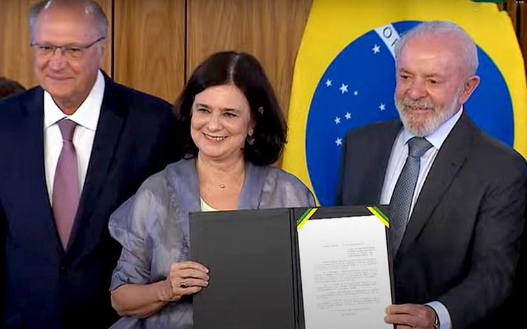 Lula anuncia primeira vacina 100% nacional e de dose única contra a dengue