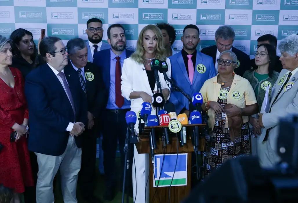 PEC contra escala 6x1 é protocolada na Câmara com 234 assinaturas 