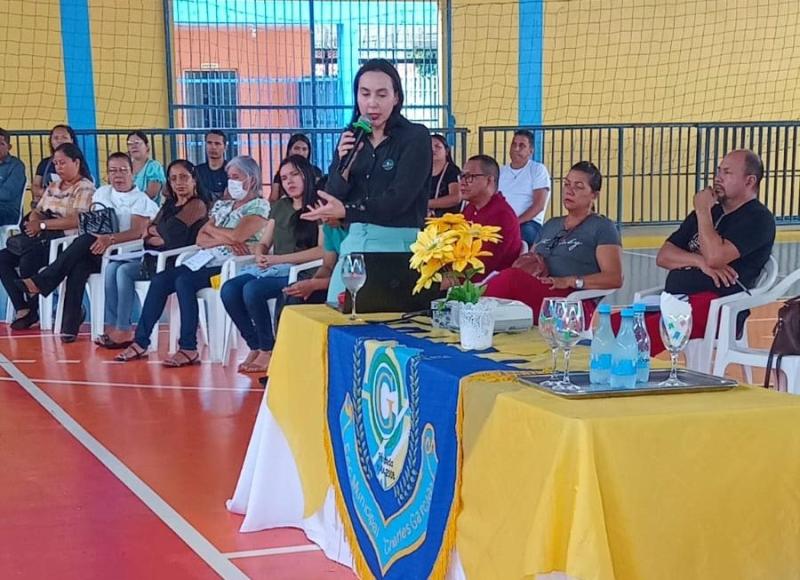 Em Parintins, Defensoria realiza palestra sobre uso de aparelhos eletrônicos em escola municipal