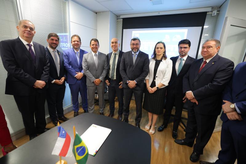 Wilson Lima assina contrato para construção de moradias populares em antigo prédio da Receita Federal