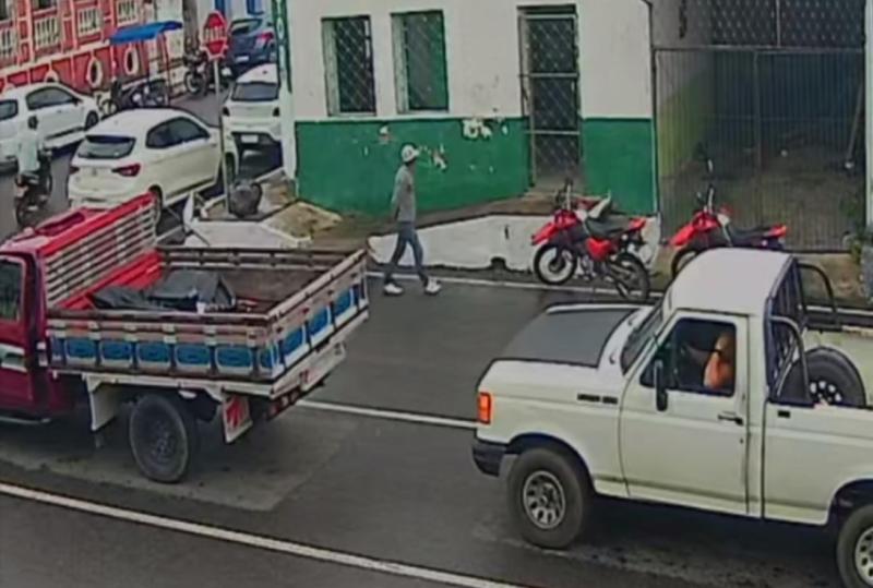 Em Parintins, policiais militares prendem homem acusado de roubo de celular com utilização de arma branca