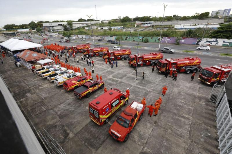 Governador Wilson Lima entrega drones que despejam água e viaturas de grande porte aos Bombeiros destinadas ao interior do Amazonas