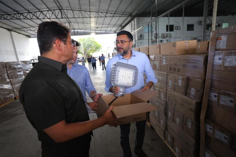 Ilumina Amazonas: Governador Wilson Lima vistoria envio de luminárias em LED para Borba e Uarini