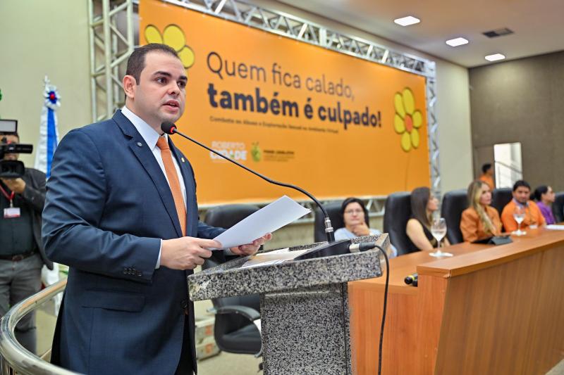 Roberto Cidade alerta estudantes sobre crimes sexuais e virtuais, durante ação do Maio Laranja, na Aleam