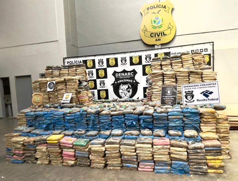 Polícia Civil apreende haxixe e maconha avaliados em R 24 milhões escondidos em ‘caleta submarina’