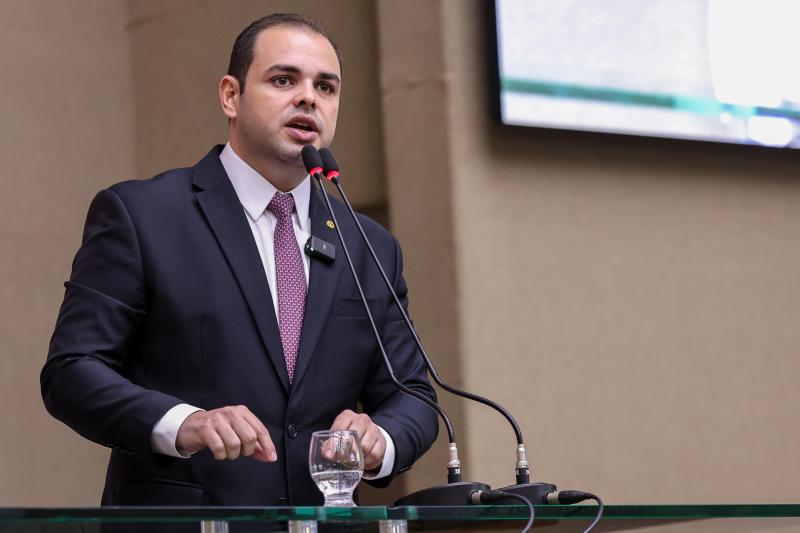 Roberto Cidade solicita intervenção do Ministério de Minas e Energia para restabelecer a energia elétrica em Manicoré