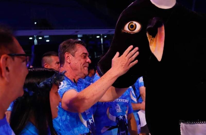 Homenagem ao poeta: Caprichoso realiza Ensaio Show para celebrar compositor Ronaldo Barbosa