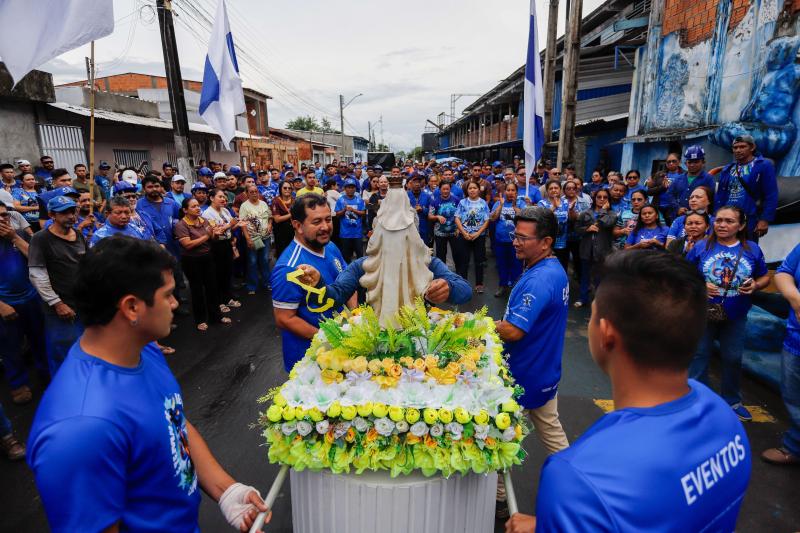 Emoção e devoção marcam visita da imagem peregrina de Nossa Senhora do Carmo ao Galpão do Boi Caprichoso