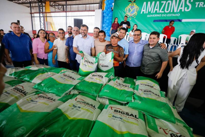 Em Barreirinha, governador Wilson Lima entrega implementos agrícolas para fortalecer cadeias produtivas da região