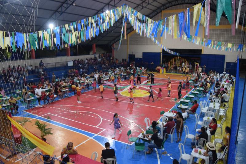 Noite cultural reúne famílias, alunos e educadores no ginásio Zeca Pontes, na Agrovila do Caburi