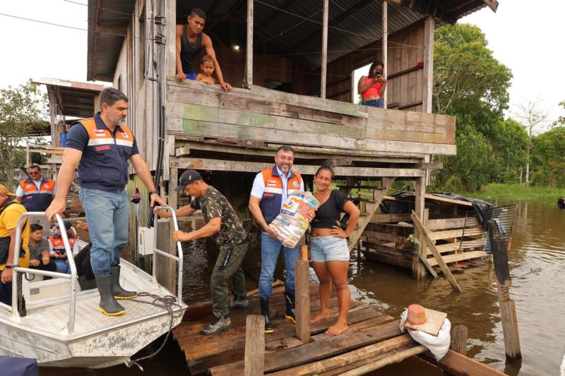 Wilson Lima entrega 18 toneladas de alimentos para beneficiar 2 mil famílias de Anamã