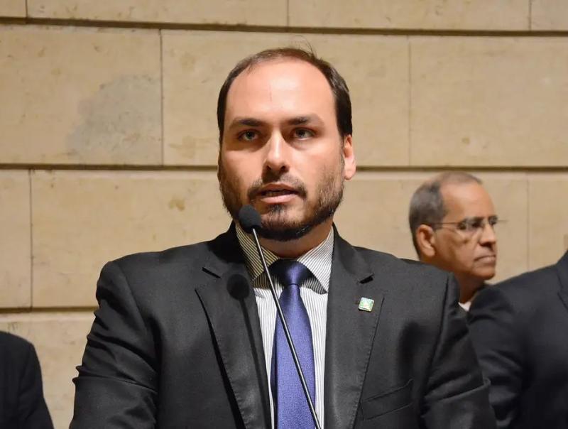 PF diz que Bolsonaro e Carlos integravam organização criminosa na Abin