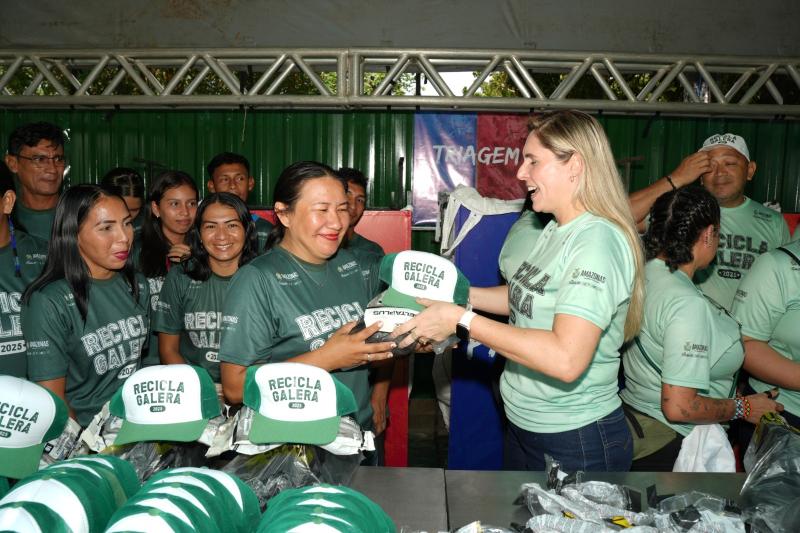 Festival de Parintins 2025: ‘Recicla, Galera’ entrega 250 itens entre EPIs e uniformes para Associação de Catadores