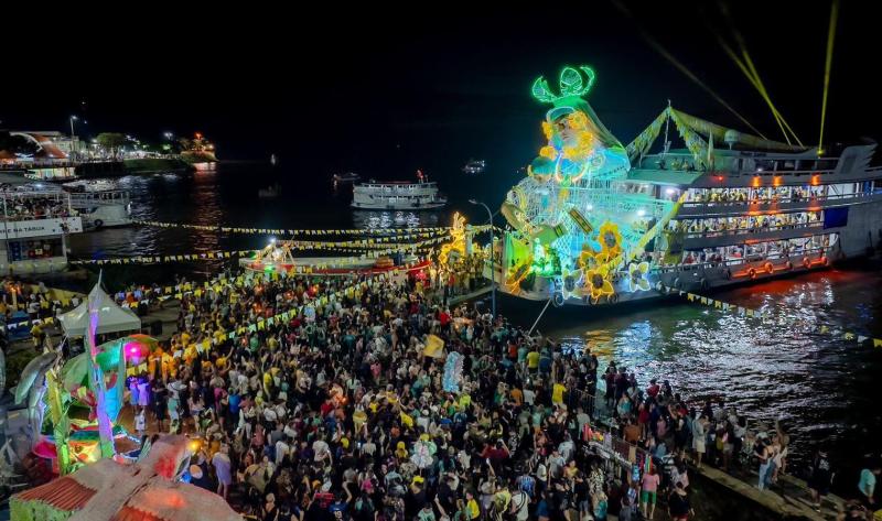 Devotos de Nossa Senhora do Carmo ocuparam orla de Parintins para saudar padroeira na Romaria das Águas